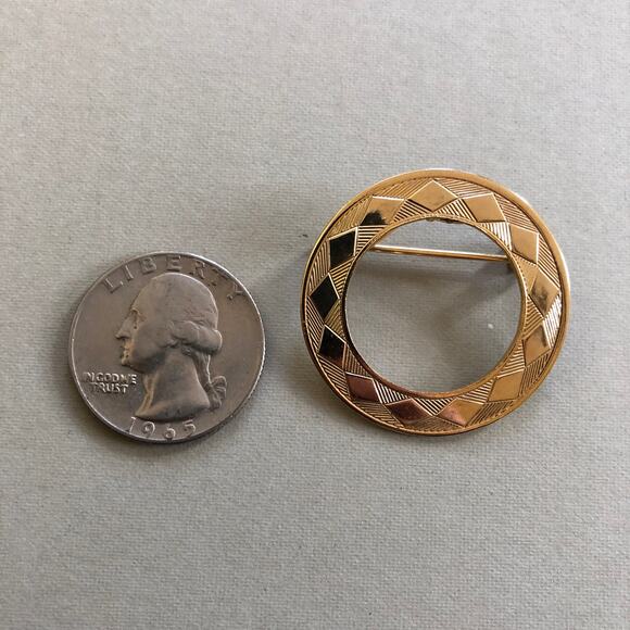 Gold Tone Circle Brooch Pin Round Wreath Diamond Pattern Retro Vintage - Picture 6 of 6